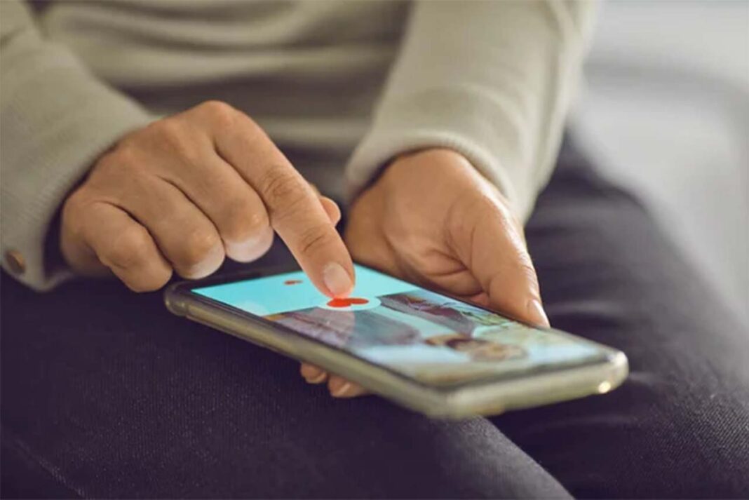 Swipe Right (Sağa Kaydırmak) Psikolojisi: Seçenek Çokluğunda Aşık Olamamak, Dating Uygulamaları