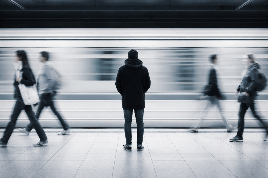 Kalabalık İçinde Yalnız Hissetme Durumu: Modern Dünyada Duygusal Bağların Zayıflaması