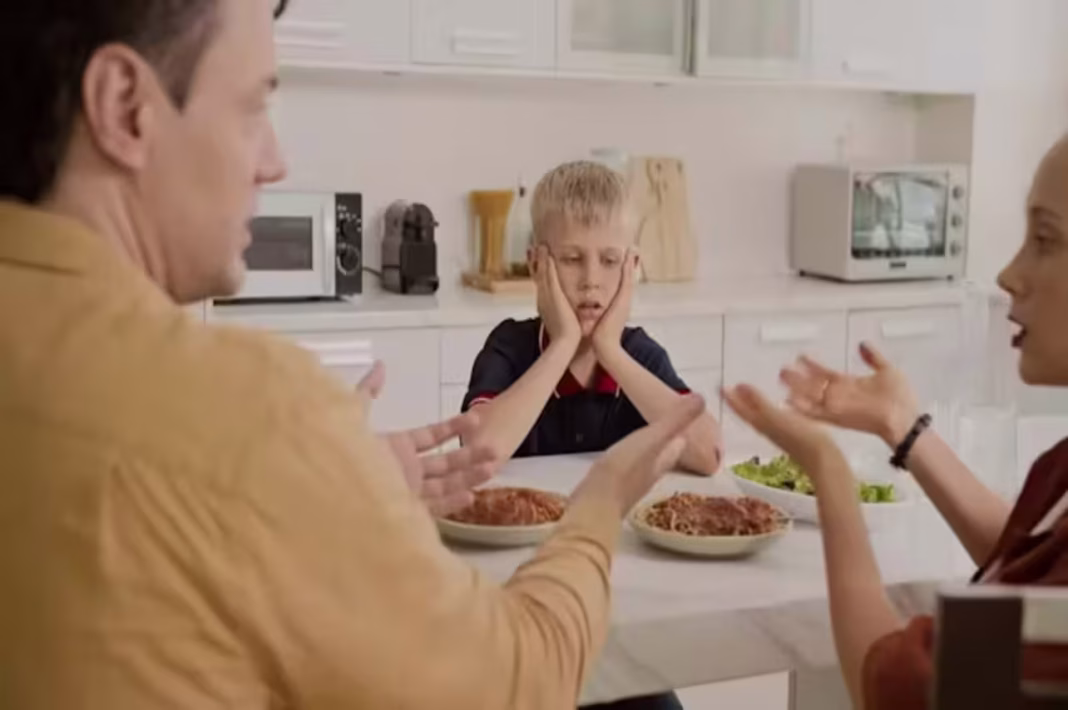 Sessizliğin Sesi: Uslu Çocuk Maskesinin Ardındakiler