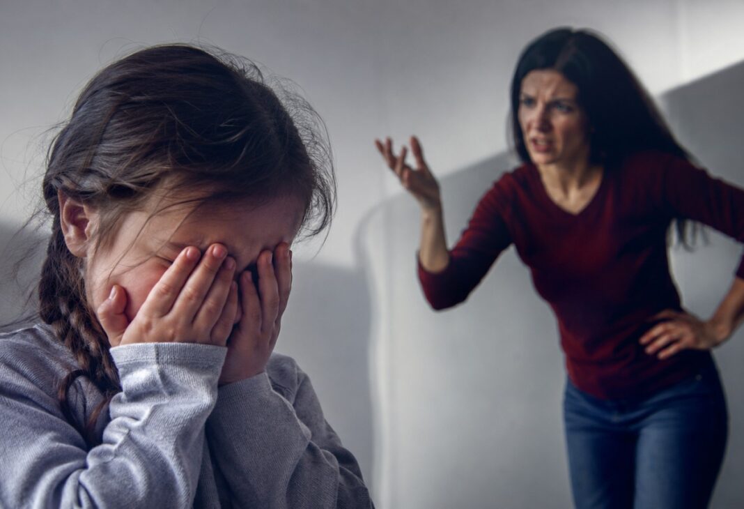 ANNEDEN ÇOCUĞA ŞİDDET VE TRAVMA ÖYKÜSÜ konulu Psychology Times psikoloji yazısı için profesyonel görsel.