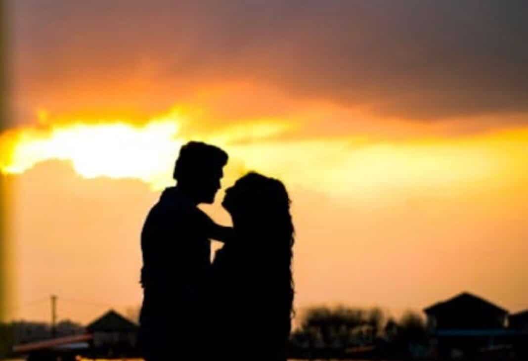 İNSAN EN ÇOK SEVDİĞİNDEN KIRILIR konulu Psychology Times psikoloji yazısı için profesyonel görsel.