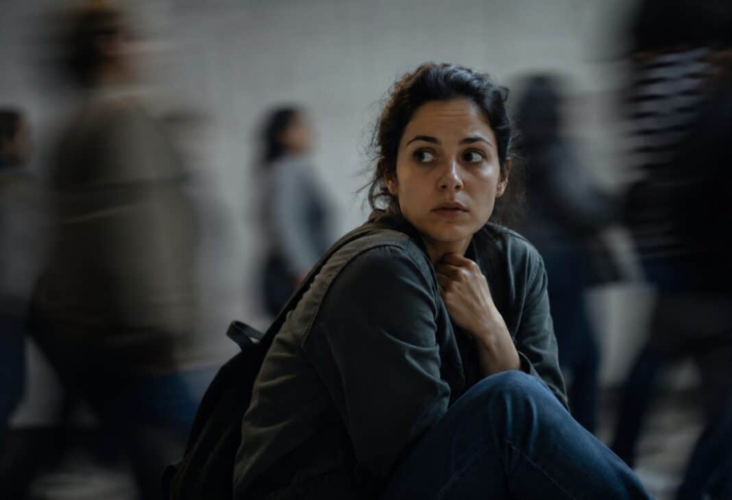 HİPERVİJİLANS: TEHLİKE GEÇSE BİLE BEDENİN ALARMDA KALMASI konulu Psychology Times psikoloji yazısı için profesyonel görsel.