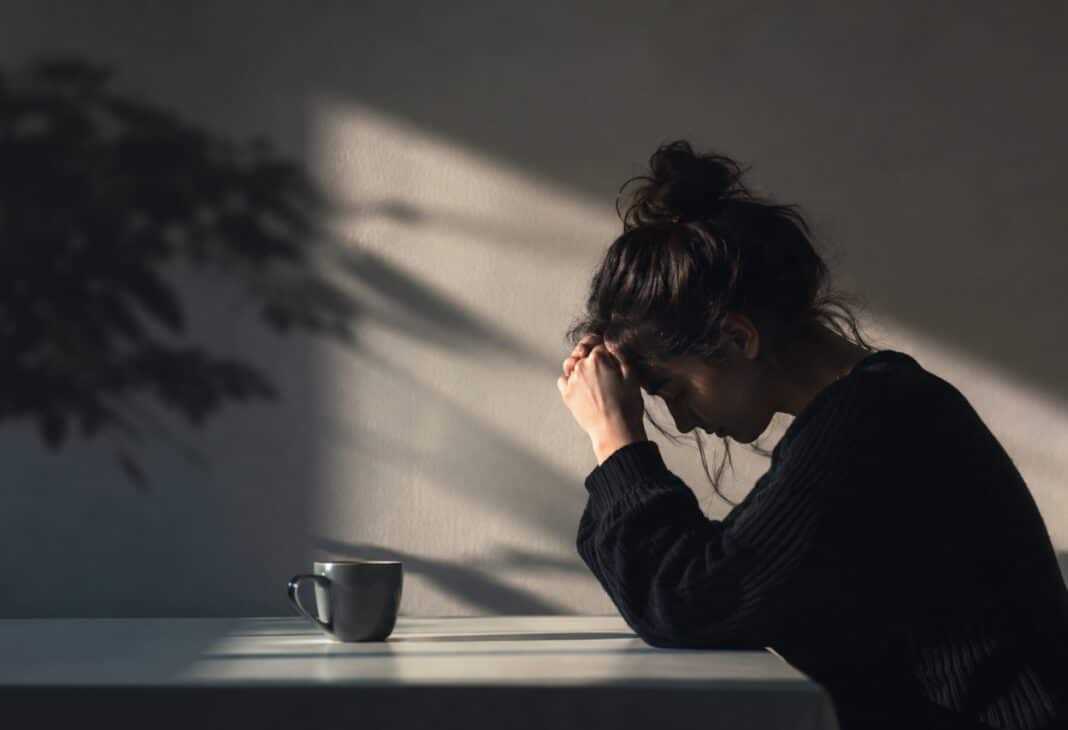 İnsan, En Çok Taşıdığı Şeylerden Yorulur konulu Psychology Times psikoloji yazısı için profesyonel görsel.