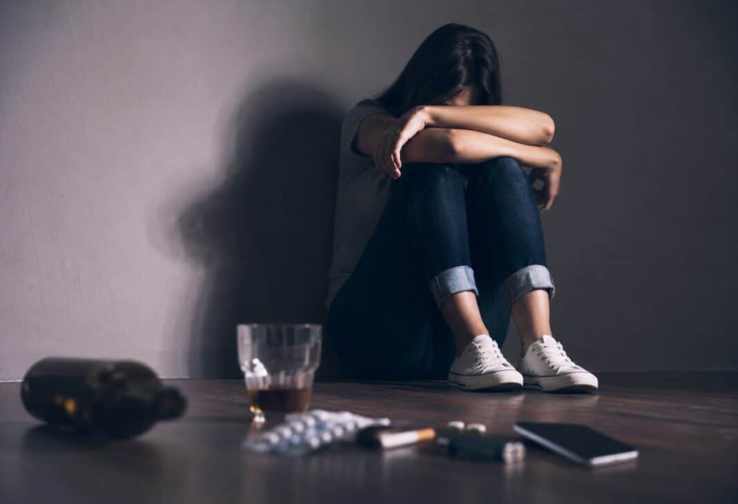 Bağımlılık: İnsan Ruhunun Sessiz Çığlığı konulu Psychology Times psikoloji yazısı için profesyonel görsel.