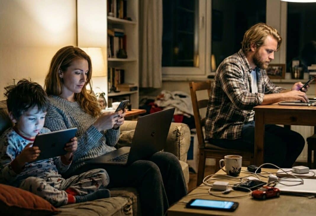 Modern Ailelerin Sınavı: Dijital Çağda Ebeveyn Olmak ve Çocuk Kalabilmek