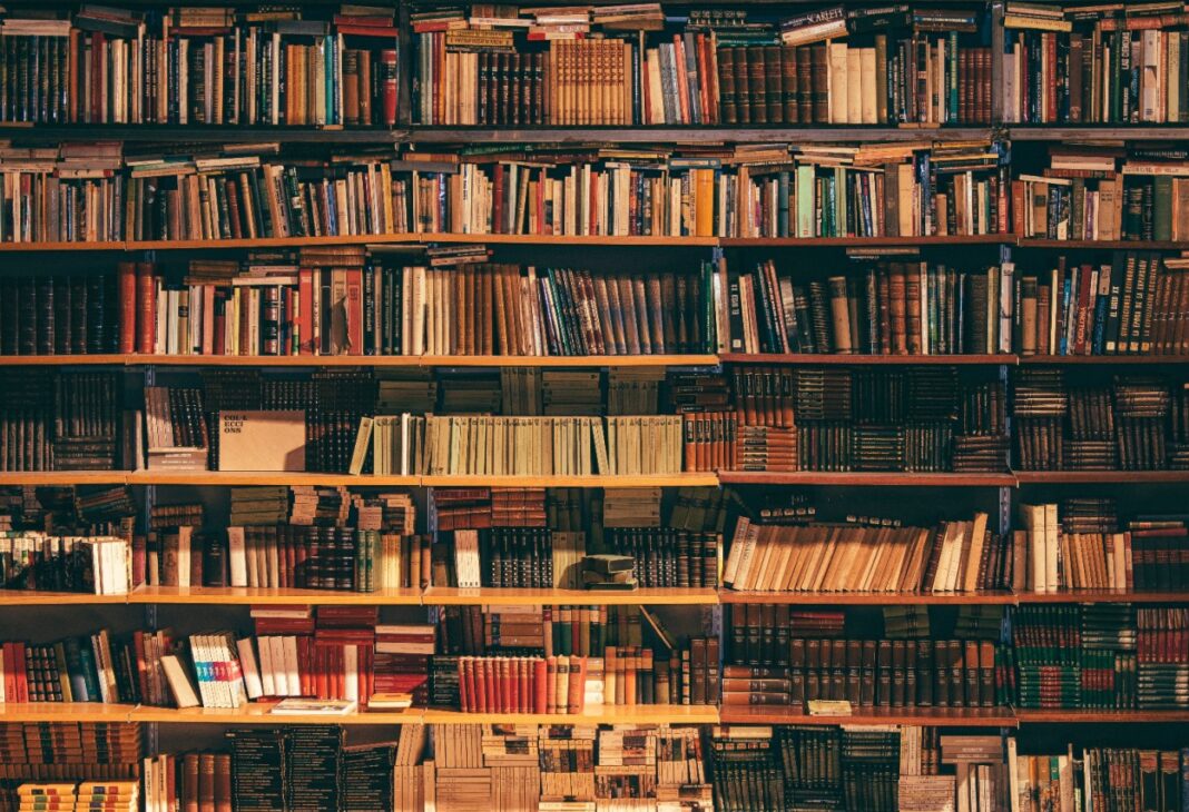 Neden Daha Az Okuyoruz ? konulu Psychology Times psikoloji yazısı için profesyonel görsel.