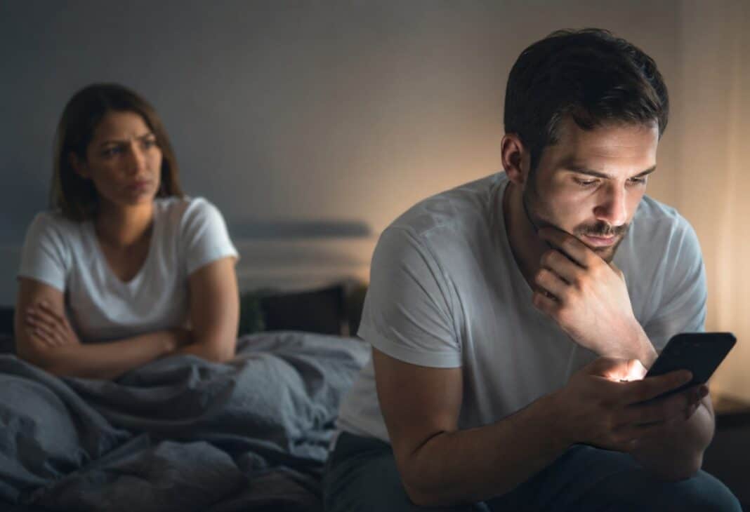 Mikro-İhanetler (Micro-Cheating) ve “Dijital Flört” Çıkmazı