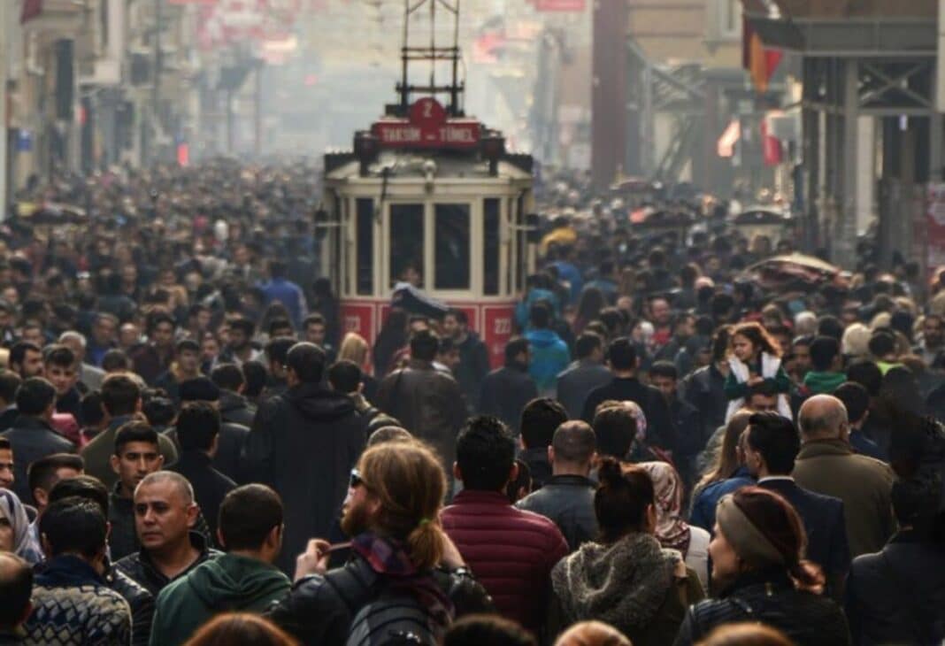 Kalabalıkta Kaybolan Benlik