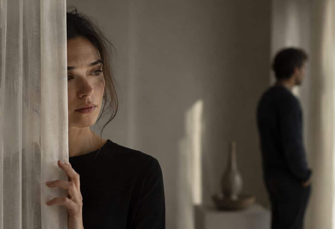Yakınlıktan Kaçarken Bağ Kurmak konulu Psychology Times psikoloji yazısı için profesyonel görsel.