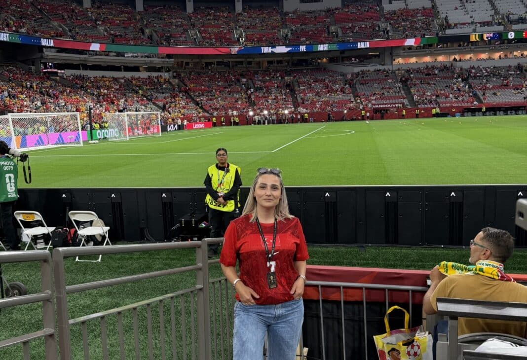 Futbol Bir Kültürel Diyaloğa Dönüştüğünde: Türkiye–Avustralya Maçı Sonrası Vancouver Notları konulu Psychology Times psikoloji yazısı için profesyonel görsel.