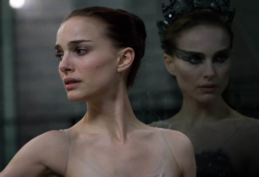 BLACK SWAN VE BÖLÜNMÜŞ BENLİK: MELANİE KLEİN PERSPEKTİFİNDEN BİR OKUMA konulu Psychology Times psikoloji yazısı için profesyonel görsel.