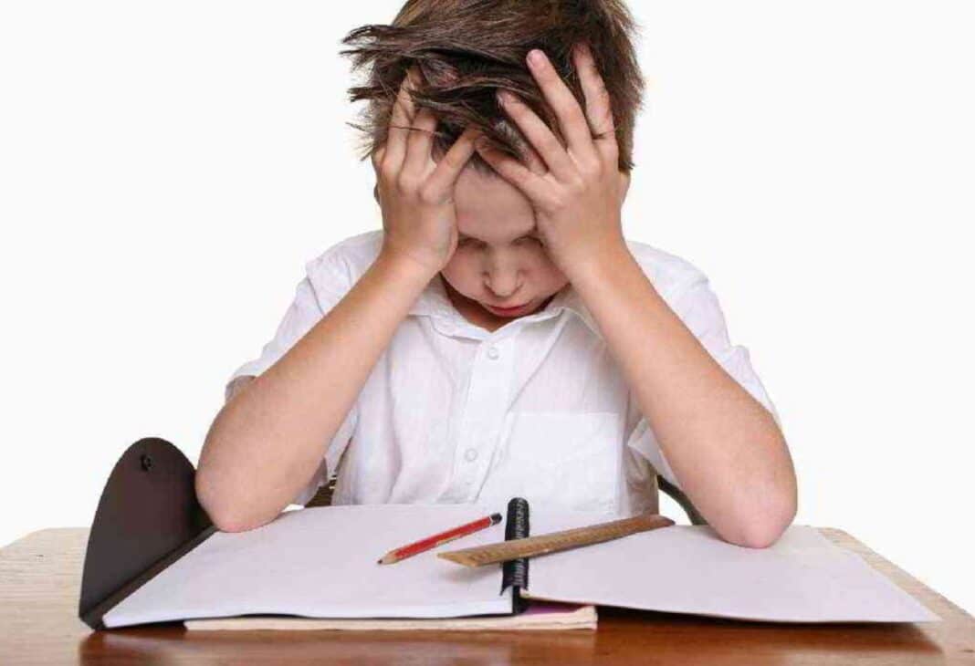 Çocuklarda Dikkat Eksikliği konulu Psychology Times psikoloji yazısı için profesyonel görsel.