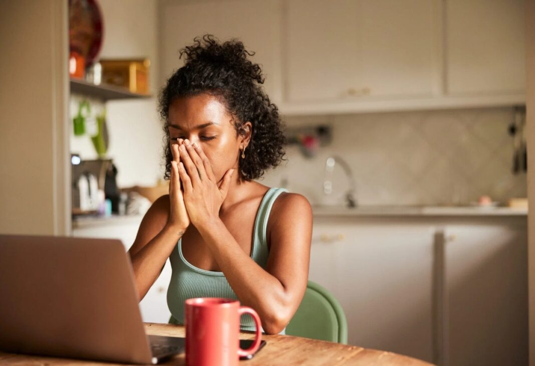 Özgüven mi Eylemi Doğurur, Eylem mi Özgüveni? - ‘Fake It Till You Make It’ konulu Psychology Times psikoloji yazısı için profesyonel görsel.