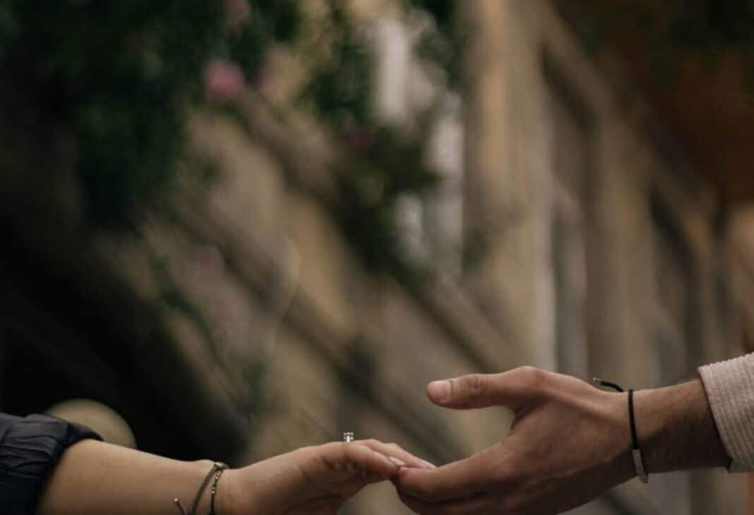 İLİŞKİNİZİN GÖRÜNMEZ ÜÇ DÜŞMANI konulu Psychology Times psikoloji yazısı için profesyonel görsel.