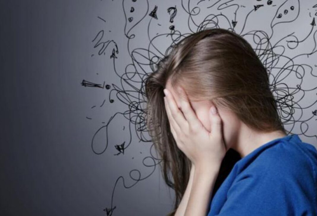 SOSYAL KAYGININ SESSİZ YANSIMASI, SOSYAL KAYGININ TEMEL DİNAMİĞİ konulu Psychology Times psikoloji yazısı için profesyonel görsel.