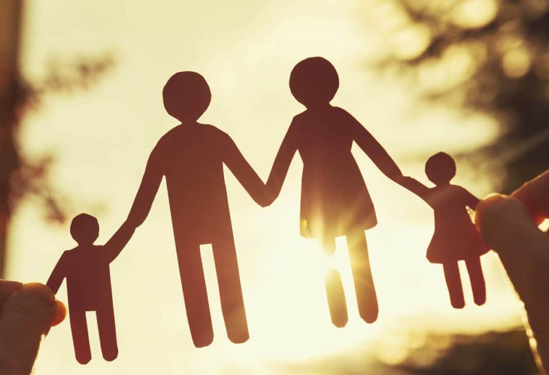 ÇOCUK EBEVEYN konulu Psychology Times psikoloji yazısı için profesyonel görsel.