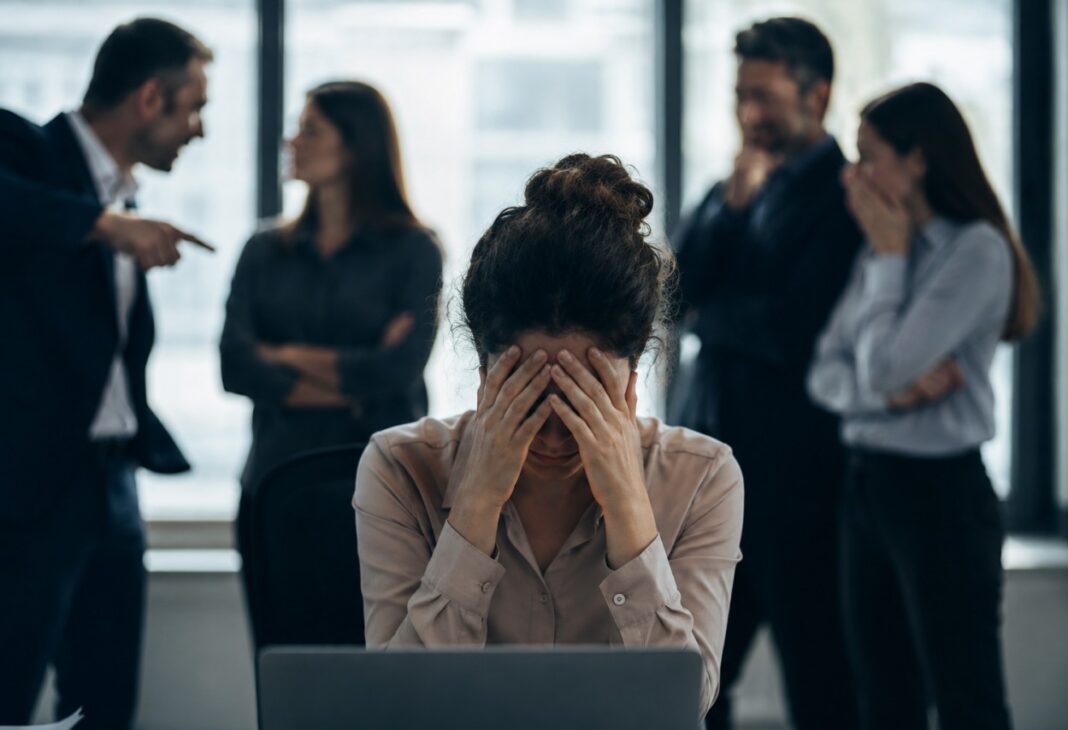 İş Yerinde Görünmeyen Şiddet: Kadınlar, Mobbing ve Sessiz Yaralar konulu Psychology Times psikoloji yazısı için profesyonel görsel.