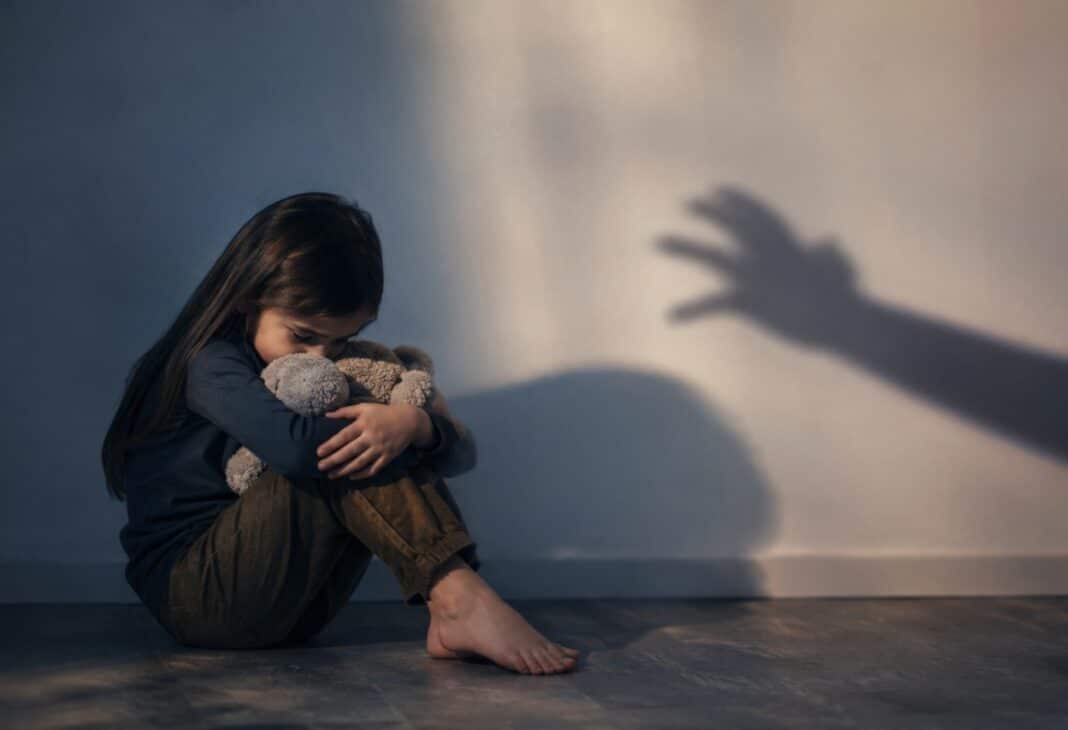 ÇOCUKLUK ÇAĞI TRAVMALARI YETİŞKİNLİĞİ NASIL ETKİLER? konulu Psychology Times psikoloji yazısı için profesyonel görsel.
