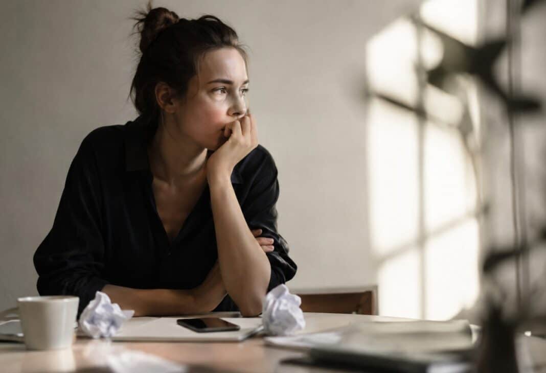 Kendimizi Neden Sabote Ederiz? konulu Psychology Times psikoloji yazısı için profesyonel görsel.