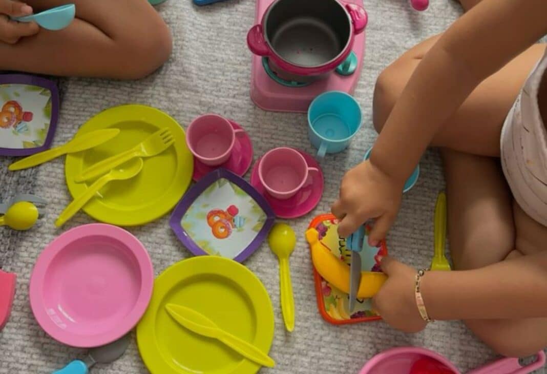 Çocuklarda Odaklanma Problemi ve Çözüm Arayışları konulu Psychology Times psikoloji yazısı için profesyonel görsel.