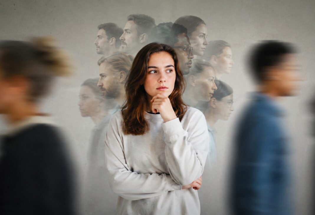İlk İzlenim Gerçekten Ne Kadar Doğru? konulu Psychology Times psikoloji yazısı için profesyonel görsel.