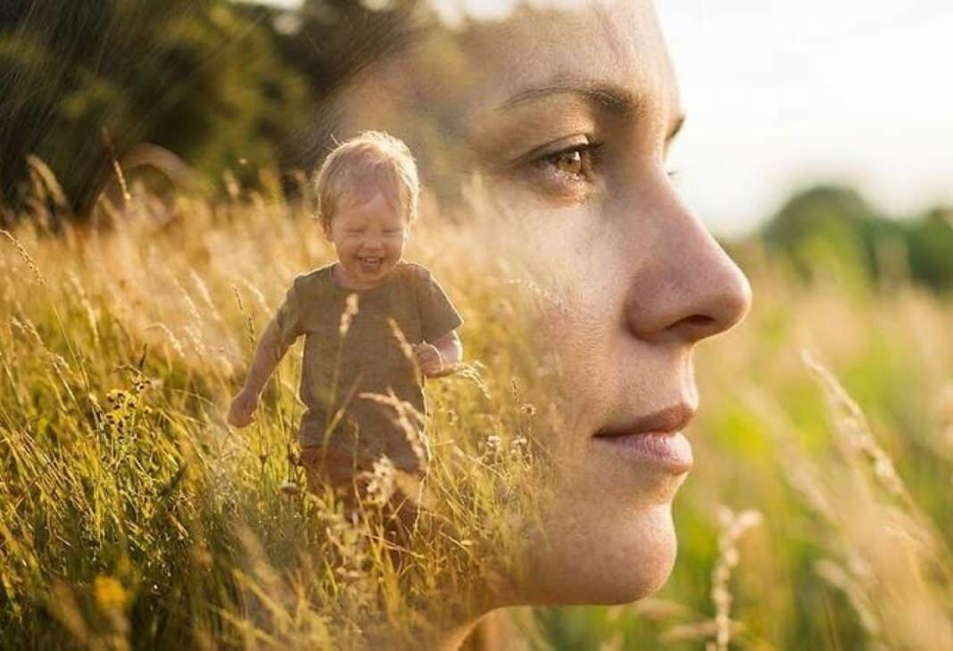 İlişkilerde Yaşadığımız Her Şey Bugüne Mi Ait? konulu Psychology Times psikoloji yazısı için profesyonel görsel.