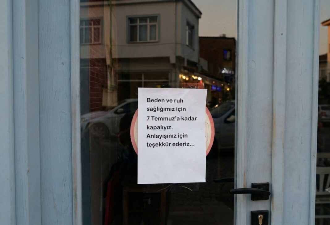 Kapalıyız; Çünkü İnsanız konulu Psychology Times psikoloji yazısı için profesyonel görsel.