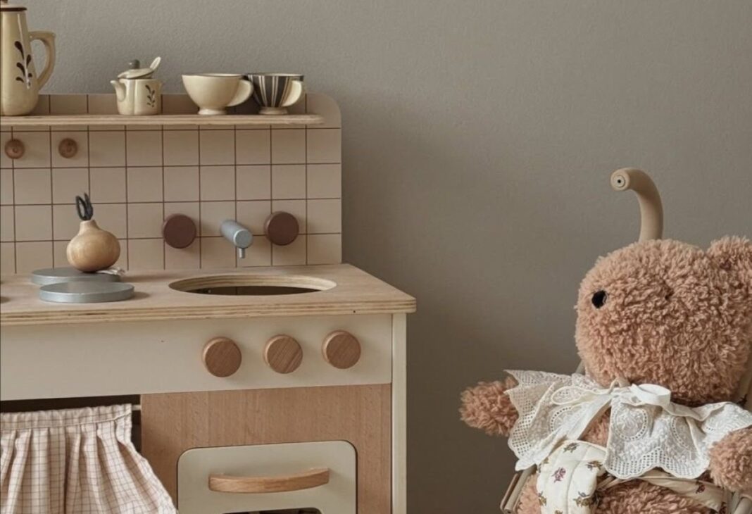 Çocukların Sessiz Dili: Oyun Terapisi konulu Psychology Times psikoloji yazısı için profesyonel görsel.