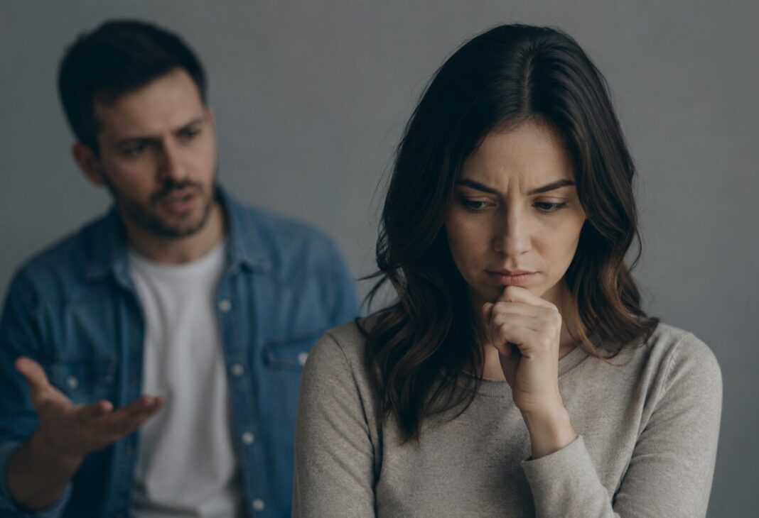 Sessiz Baskı: Manipülasyonun Tanıdık Yüzü konulu Psychology Times psikoloji yazısı için profesyonel görsel.