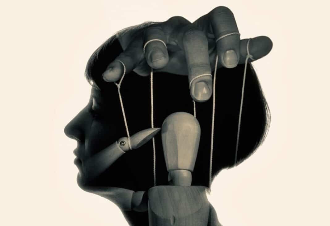 Psikolojik Manipülasyon (Gaslighting): Gerçekten Abartıyor Musun, Yoksa Buna İnandırılıyor Musun? konulu Psychology Times psikoloji yazısı için profesyonel görsel.