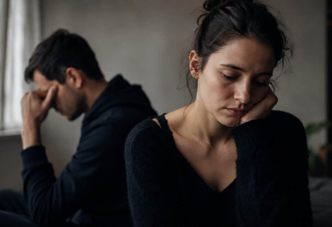 Neden hep aynı insanlardan hoşlanırız? konulu Psychology Times psikoloji yazısı için profesyonel görsel.
