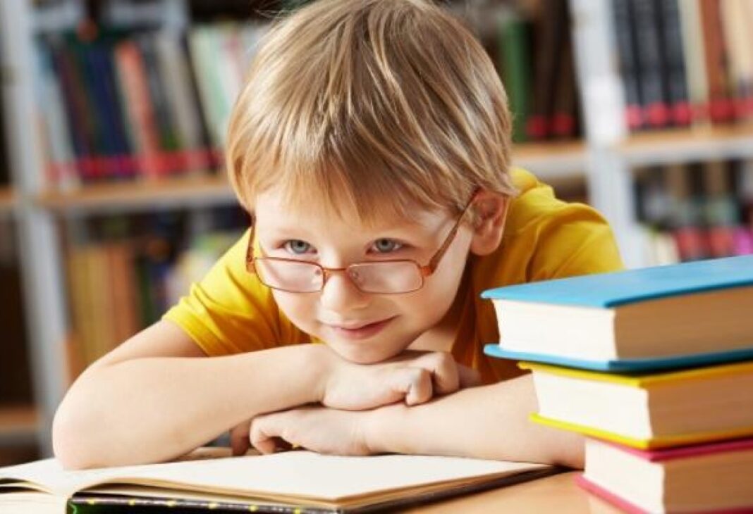 Çocuk Kitapları Okumanın Psikolojik Dinamikleri: Bağ Kurma, Bilişsel Gelişim ve Terapötik Süreçler Üzerine Bir İnceleme konulu Psychology Times psikoloji yazısı için profesyonel görsel.