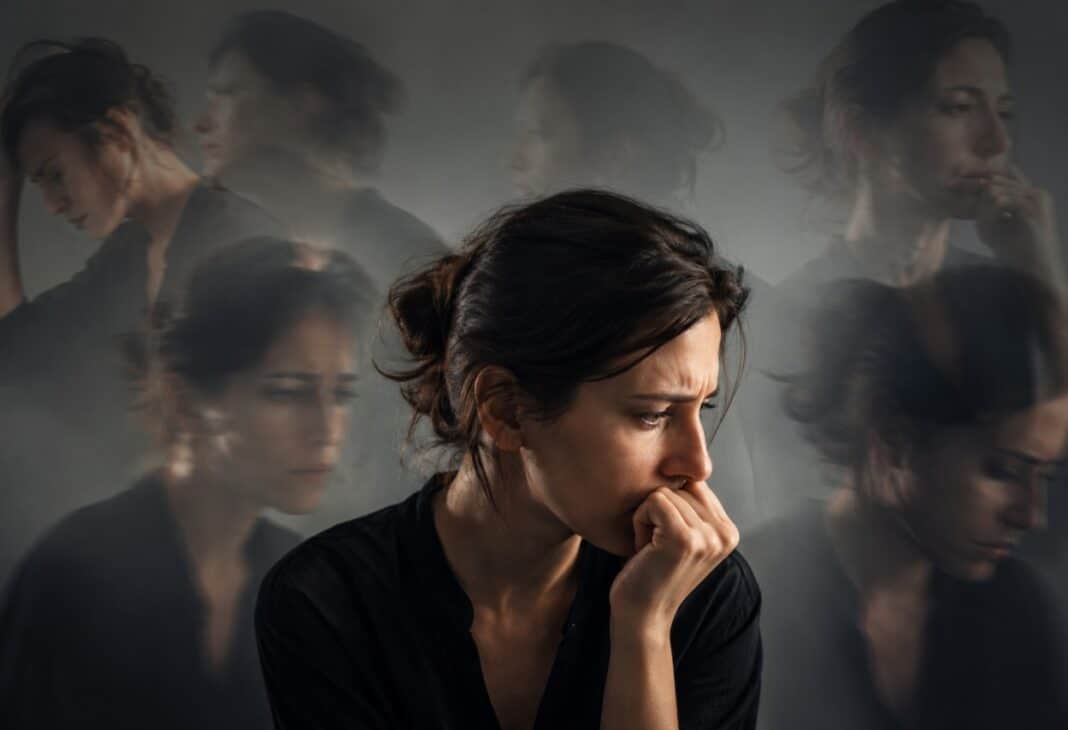Zihnim Susmuyor: Neden Aynı Şeyi Defalarca Düşünüyoruz? konulu Psychology Times psikoloji yazısı için profesyonel görsel.
