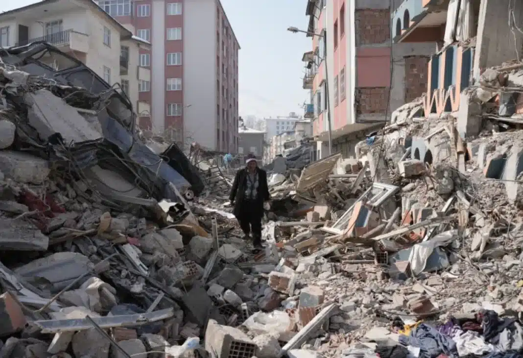 Arasında yer almaktadır — Deprem sonrası travma sonrası stres bozukluğu belirtileri